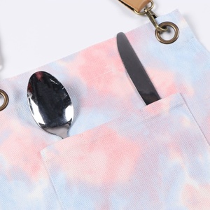 Tablier réutilisable imprimé tie-dye personnalisé en coton/polyester, sans manches, pour cuisine, design artistique fait main, plusieurs poches - Product Image 3