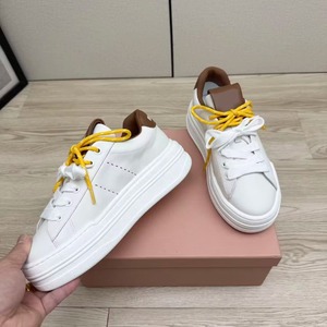 Baskets compensées de luxe en cuir véritable pour femme, couleur contrastée blanc-marron, semelle épaisse, chaussures de créateur tendance pour la marche quotidienne - Product Image 1