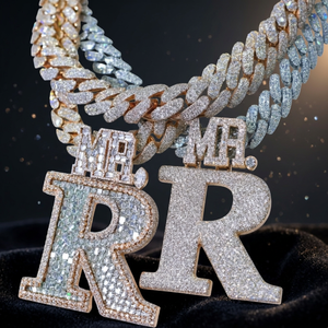 Colgante Personalizado de Plata de Ley 925 con Moissanita, Letra en Forma de Charm, Corte Brillante Redondo VVS, Joyería - Product Image 1