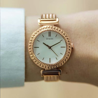 Montre-bracelet de luxe en acier inoxydable, 32 mm, cadran au design simple, montre à quartz dorée tendance pour femme, vente en gros, faible MOQ