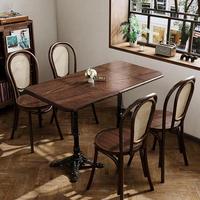 Ensemble table et chaises bistrot vintage du milieu du siècle en bois massif et rotin pour restaurants, cafés et services de desserts/vins
