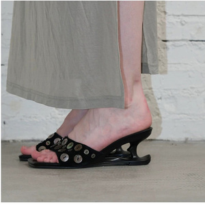 Sandalias de Tacón Alto para Mujer, Hechas a Mano, de Cuero Genuino, Diseño Original, de Piel de Oveja, Estilo Retro, con Forma de Concha, Negras, Cuadradas, con Corazón - Product Image 1