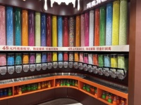 Tube acrylique personnalisé pour présentoir mural arc-en-ciel de confiserie avec distributeurs à gravité et bacs