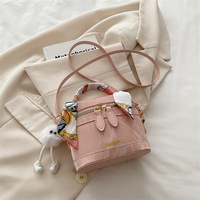 Mini Box Umhängetasche für Damen mit Henkel, Weiße PU-Handtasche mit Buchstaben-Design, Wasserdicht, Abnehmbarer Riemen, Seidenschal, Niedlicher Plüsch