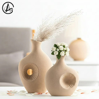 Vases décoratifs pour la maison en céramique de luxe ARM LVG, forme sculpturale circulaire en relief, finition beige mate, vase à fleurs en porcelaine
