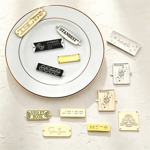 Étiquettes de vêtements et de maillots de bain personnalisées, durables, en métal, avec logo, en alliage de zinc. - Product Image 4