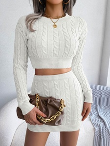 Pull en tricot chaud décontracté prêt à être expédié, vêtements d'hiver pour femmes, ensemble jupe deux pièces - Product Image 4