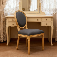 Chaise simple en bois massif de style classique européen avec finition dorée et assise en velours bleu marine