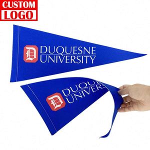 Drapeaux de fanions en feutre personnalisés avec impression de logo, bannière pour le camping en plein air, fanions en feutre noirs personnalisés - Product Image 1