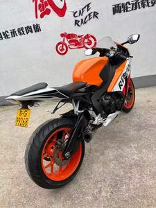 Moto sportive CBR1000RR, moteur à essence 4 temps 4 cylindres - Product Image 2