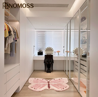 Conception de dressing moderne et luxueux sur mesure avec planification de rangement flexible pour les intérieurs de chambre de villa
