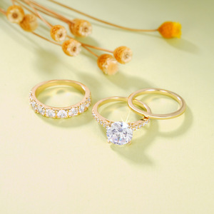 Elegante Set di Tre Anelli con Zirconi per Donne, Gioielli alla Moda per Matrimoni e Feste - Product Image 1