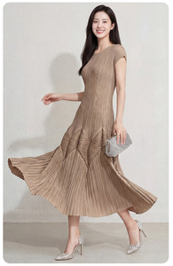 ชุดเดรสจีบพลีท Miyake รุ่นใหม่ประจำฤดูร้อนปี 2026 ไซส์พลัส แต่งชายระบาย  เสื้อผ้าผู้หญิงไซส์พลัส ขายส่ง - Product Image 5