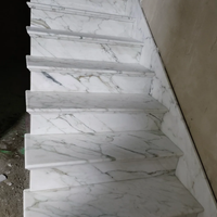 Escalier intérieur moderne en acier inoxydable en spirale avec rampes en marbre blanc jade pour villa
