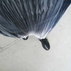 Robe plissée élégante, tissu flottant, changement progressif, élégant - Product Image 6