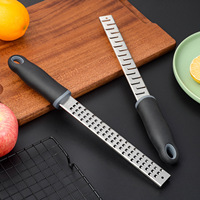 Rallador manual profesional de acero inoxidable 304 para queso, limón, jengibre, ajo y chocolate, con mango antideslizante.