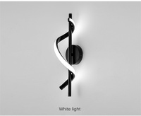 Applique murale LED simple et généreuse de chevet de chambre à coucher belle applique murale LED blanche en spirale d'escalier moderne