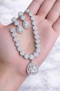 Ensemble de bijoux indiens en diamants américains fantaisie : collier, boucles d'oreilles et pendentif élégants pour femmes et filles - Product Image 6