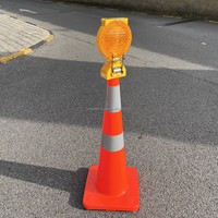 Feux de signalisation solaires LED jaunes en plastique avec protection IP66 pour la sécurité routière et le contrôle du trafic des cônes de signalisation