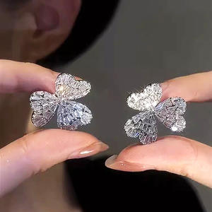 E4405 Orecchini a lobo con fiore in oro bianco e zirconi incastonati a canale, stile classico da festa per donna - Product Image 4