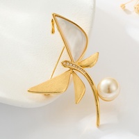 Broche Libellule en Alliage de Laiton Plaqué Or Véritable, Finition Brossée, Imitation Nacre et Perle, Personnalisée en Gros par l'Usine, Luxe