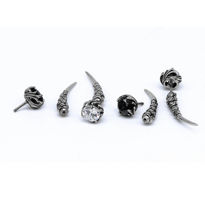 Yunnique – boucles d'oreilles en forme de dent de loup, en acier titane 316, sertissage à griffes, diamants noirs et blancs, bijoux pour hommes et femmes - Product Image 3