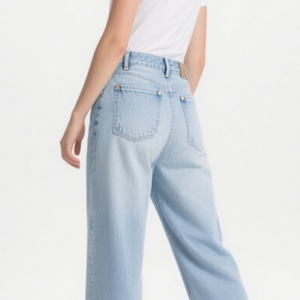 Jeans évasés en denim bleu clair personnalisables pour femmes - Jeans évasés rétro taille haute avec ourlet brut fini à la main pour un style décontracté sur mesure - Product Image 5