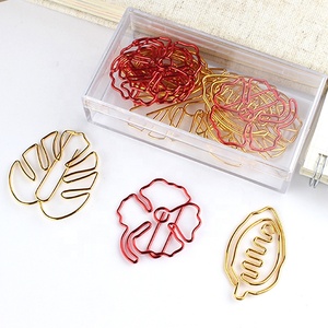 Pinces créatives en or et rouge avec motifs Monstera et Shamrocks, formes et couleurs personnalisables - Product Image 1