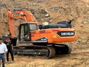 รถขุดตีนตะขาบ Develon DX380 ขนาด 36.4 ตัน 214 กิโลวัตต์ บุ้งกี๋ 1.95 ลูกบาศก์เมตร มาตรฐานยูโร 3 4 สีส้ม เครื่องจักรก่อสร้างสำหรับงานดิน - Product Image 2