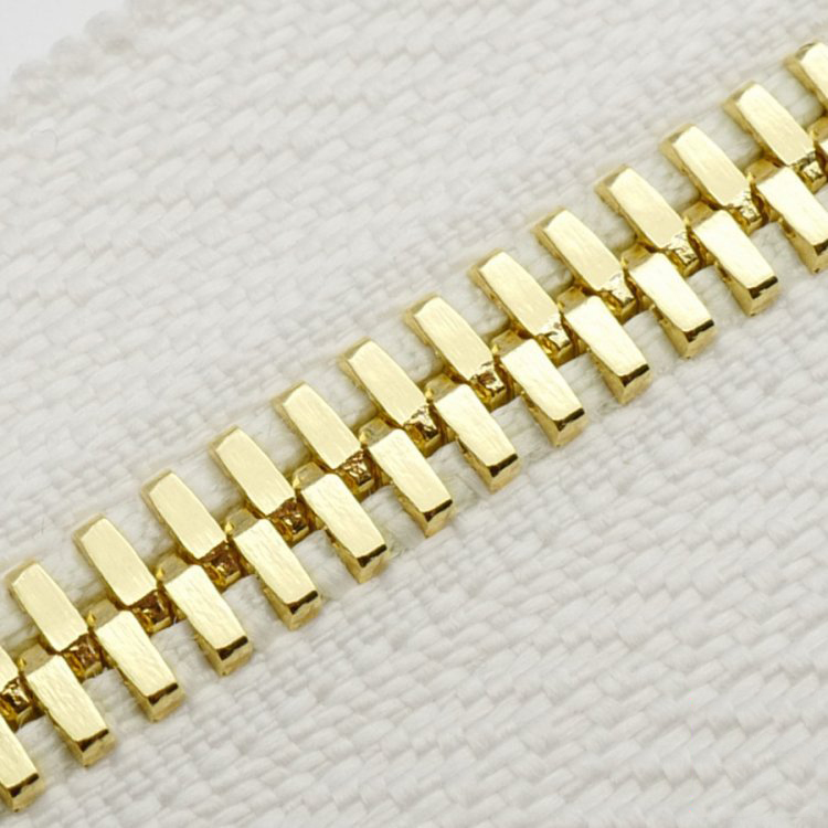 tissu blanc + dents en or