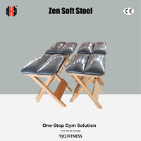 Tabouret pliant en bois Zen Soft Stool avec siège rembourré, cadre à jambes croisées, support portable pour Pilates, studio, bien-être commercial