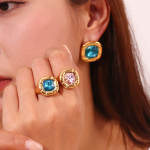 Anillo de Sello Cuadrado Multicolor con Cristales, Chapado en Oro PVD de 18K, de Acero Inoxidable Hipoalergénico, Anillo de Dedo Vintage de Declaración Audaz - Product Image 5