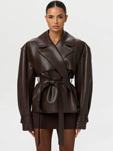 Manteau court en <span class=keywords><strong>cuir</strong></span> PU haut de gamme pour <span class=keywords><strong>femme</strong></span>, à taille ajustable, avec grand col à revers, design élégant et ceinture intégrée, idéal pour le printemps - Product Image 1