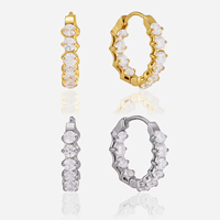 Aros Huggie de Acero Inoxidable con Oro de 18K de J&D, con Circonitas Cúbicas Redondas en el Frente, Hipoalergénicos, Joyería Discreta de Lujo