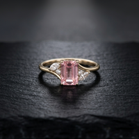 Bague classique en or jaune 14 carats avec saphir rose et diamants de laboratoire, sertie d'un accent émeraude, pour mariage, bijoux fins.