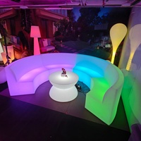 Meubles de bar et de discothèque modernes lumineux, bancs incurvés éclairés par LED à changement de couleur