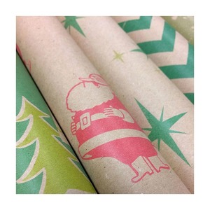 Papel de Regalo Personalizado de Doble Cara, Reciclable, Ecológico, con Diseño Navideño, en Rollo de Papel Kraft, con Patrones Verdes y Rojos - Product Image 4