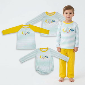 ชุดเสื้อเชิ้ตลายปักลายทางสำหรับเด็กผู้ชายพร้อมกางเกงสีพื้น - Product Image 1