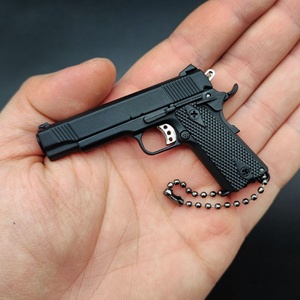 Portachiavi a Forma di Pistola in Scala 1:3, Accessorio Militare Premium, Regalo Resistente ed Elegante per Ragazzi - Product Image 3