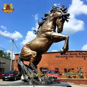 屋外の風景カスタマイズされたモダンな金属キャスト銅ブロンズ動物ジャンプ馬像等身大真鍮馬像