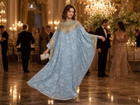 Robe de soirée de luxe en polyester, dentelle imprimée, lourdement perlée, col montant, cape chauve-souris, robe longue pour le festival de l'Aïd et les événements formels