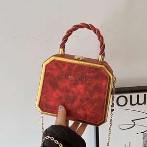 Bolsos de Mano de <span class=keywords><strong>PU</strong></span> para Mujer, Diseño 2025, con Cadena Dorada, Bolsos de Diseñador con Cadena, Bolso de Hombro, Bolsos de Lujo, Elegantes Bolsos de Mano para Mujer - Product Image 1