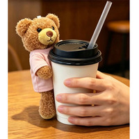 Ours en peluche pour le café avec un t-shirt