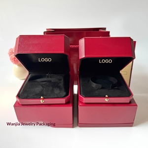 Boîte d'emballage de bijoux rectangulaire de haute qualité en édition or rouge - Product Image 1