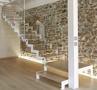 Escalier en bois massif en forme de L moderne, préfabriqué en usine, flottant en extérieur, avec marche et contremarche à poutre simple pour appartement