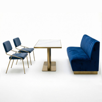 Mobilier de restaurant : Ensemble de banquettes en velours bleu avec table à manger en marbre et chaises en métal pour café et bistro