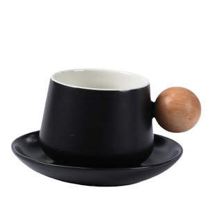 Tasse à café en céramique mate avec poignée en bois de style nordique et soucoupe, ensemble pour espresso de bureau - Product Image 5