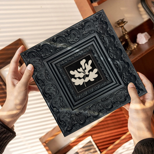 <span class=keywords><strong>Cornice</strong></span> Fotografica Moderna di Alta Gamma, Piccola e Elegante, in Legno Massello Nero Intagliato, con Stampa UV, Ecologica, da Parete - Product Image 2