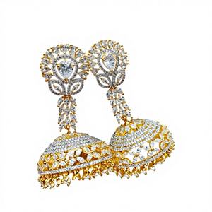 Boucles d'oreilles classiques de créateur plaquées or avec cristaux blancs et strass pour mariages et soirées - Product Image 1