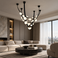 Lustre personnalisé en acier noir avec vague d'albâtre, lampe suspendue linéaire incurvée pour salon de villa à plafond haut